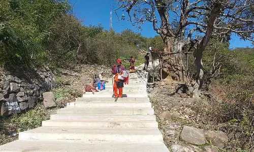 Karnataka : एमएम हिल्स की पदयात्रा कर रहे भक्तों की सुरक्षा के लिए 7 टीमें, 2 पेट्रोल गाड़ियां तैनात Karnataka : एमएम हिल्स की पदयात्रा कर रहे भक्तों की सुरक्षा के लिए 7 टीमें, 2 पेट्रोल गाड़ियां तैनात
