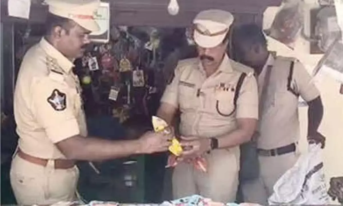 Andhra: पुलिस ने स्कूलों के पास बैन तंबाकू पर कार्रवाई की