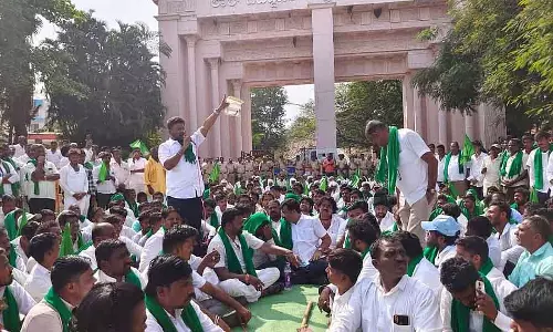 Farmers का बड़ा विरोध प्रदर्शन; जलाशय का लेवल बढ़ाने की मांग Farmers का बड़ा विरोध प्रदर्शन; जलाशय का लेवल बढ़ाने की मांग
