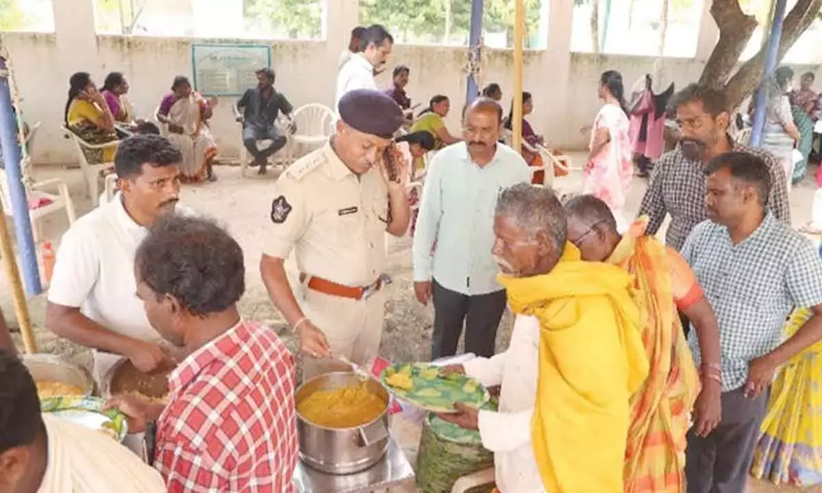FMA ने PGRS में याचिकाकर्ताओं को भोजन उपलब्ध कराया FMA ने PGRS में याचिकाकर्ताओं को भोजन उपलब्ध कराया