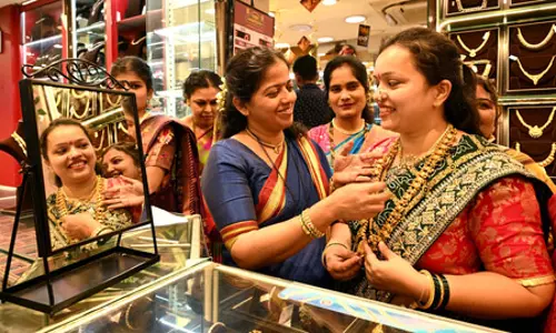 मुनाफावसूली और डॉलर की मजबूती से सोने-चांदी की कीमतों में आई गिरावट