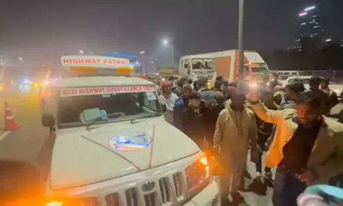 घायल की मदद कर रहे लोगों को ट्रक ने कुचला, 2 की मौत, हिरासत में आरोपी चालक घायल की मदद कर रहे लोगों को ट्रक ने कुचला, 2 की मौत, हिरासत में आरोपी चालक