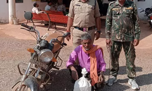 बाइक में घूम-घूमकर शराब बेचते आरोपी गिरफ्तार बाइक में घूम-घूमकर शराब बेचते आरोपी गिरफ्तार
