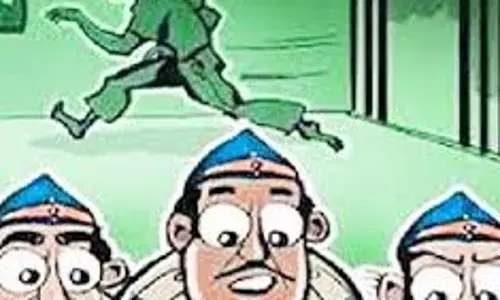 Gorakhpur: सूने मकानों को बनाया निशाना, चोर फरार Gorakhpur: सूने मकानों को बनाया निशाना, चोर फरार
