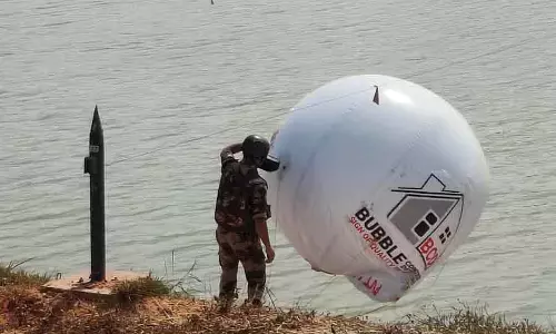 Bengaluru एयरपोर्ट: रनवे पर गुब्बारा उतरा