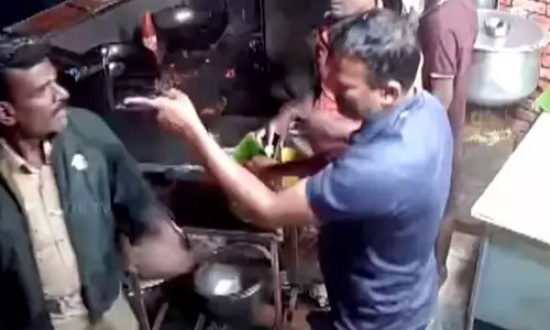 Guest Worker से बदसलूकी करने वाले पुलिस वाले का ट्रांसफर, नेताओं ने इरोड घटना की आलोचना की Guest Worker से बदसलूकी करने वाले पुलिस वाले का ट्रांसफर, नेताओं ने इरोड घटना की आलोचना की
