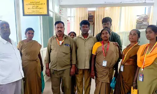 Vijayapura : नगर निगम के कर्मचारी प्रोविडेंट फंड के पैसे के लिए भटक रहे है