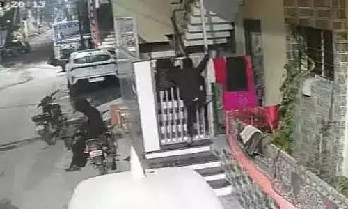 Indore : वैष्णो देवी यात्रा पर गए कपल से चोरों ने ₹60 लाख का सोना और कैश चुराया Indore : वैष्णो देवी यात्रा पर गए कपल से चोरों ने ₹60 लाख का सोना और कैश चुराया