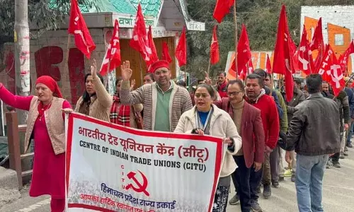 CITU ने हिमाचल प्रदेश विश्वविद्यालय से वेंडरों को निकाले जाने का विरोध किया CITU ने हिमाचल प्रदेश विश्वविद्यालय से वेंडरों को निकाले जाने का विरोध किया