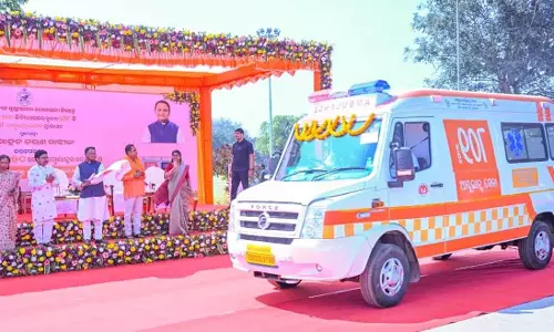 Odisha CM ने इमरजेंसी हेल्थकेयर नेटवर्क को मजबूत करने के लिए 250 नई एम्बुलेंस लॉन्च कीं Odisha CM ने इमरजेंसी हेल्थकेयर नेटवर्क को मजबूत करने के लिए 250 नई एम्बुलेंस लॉन्च कीं