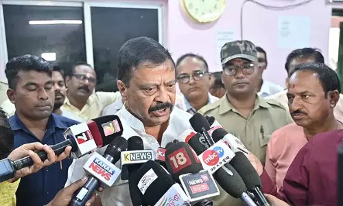 Odisha : राजस्व मंत्री ने नागरिकों से लंबित कामों के लिए रिश्वत न देने का आग्रह किया Odisha : राजस्व मंत्री ने नागरिकों से लंबित कामों के लिए रिश्वत न देने का आग्रह किया