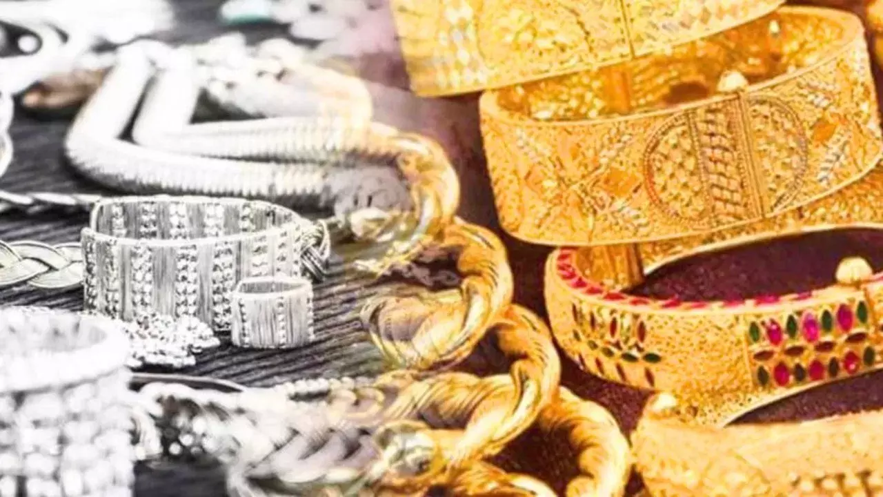Business: सर्राफा बाजार में गिरावट, सोना-चांदी सस्ते Business: सर्राफा बाजार में गिरावट, सोना-चांदी सस्ते