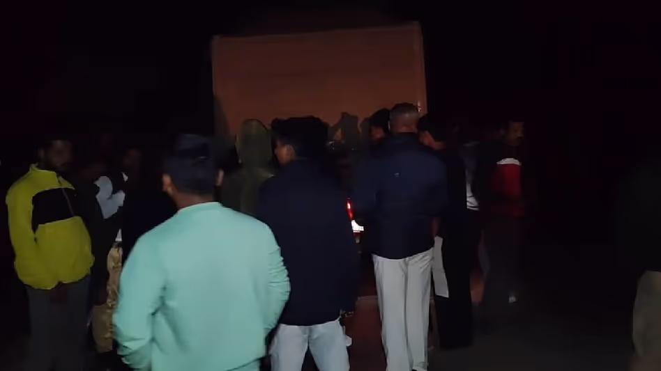 Assam के मोरीगांव में मोटरसाइकिल खड़े डंपर से टकरा गई