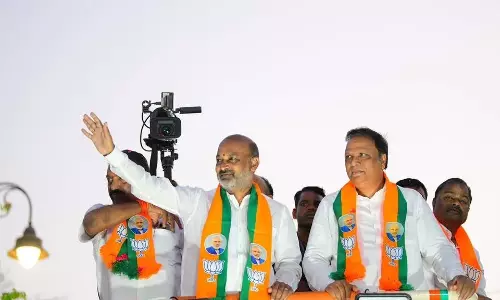 Telangana नगर निगम चुनावों में भगवा लहर ज़रूर होगी: राज्य मंत्री बंदी संजय कुमार Telangana नगर निगम चुनावों में भगवा लहर ज़रूर होगी: राज्य मंत्री बंदी संजय कुमार