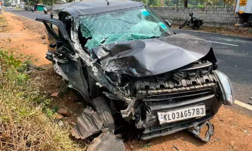Kerala : गाड़ियां टकराई कार ड्राइवर घायल Kerala : गाड़ियां टकराई कार ड्राइवर घायल