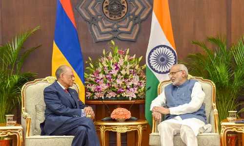 AI समिट से पहले मोदी और रामगुलाम ने भारत–मॉरिशस संबंधों में हुई तरक्की पर बात की AI समिट से पहले मोदी और रामगुलाम ने भारत–मॉरिशस संबंधों में हुई तरक्की पर बात की