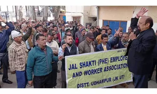 PHE कर्मचारियों ने बकाया वेतन की मांग को लेकर विरोध प्रदर्शन किया