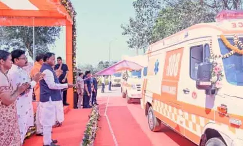 Odisha CM ने आपातकालीन सेवाओं के लिए 250 एम्बुलेंस को हरी झंडी दिखाई Odisha CM ने आपातकालीन सेवाओं के लिए 250 एम्बुलेंस को हरी झंडी दिखाई