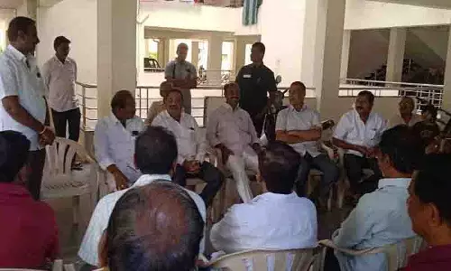 MLA बंदला कृष्ण मोहन रेड्डी जानबूझकर चुनाव नियमों का उल्लंघन कर रहे MLA बंदला कृष्ण मोहन रेड्डी जानबूझकर चुनाव नियमों का उल्लंघन कर रहे