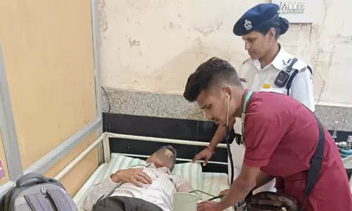 स्टेशन में बेहोश हुआ ट्रेन यात्री, तत्काल चिकित्सा सहायता मिलने से बची जान