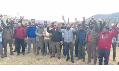 PHE के दैनिक वेतन भोगी कर्मचारियों का विरोध प्रदर्शन