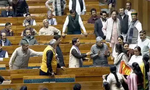 महिला सांसदों ने Lok Sabha में पीएम मोदी का रास्ता रोका महिला सांसदों ने Lok Sabha में पीएम मोदी का रास्ता रोका