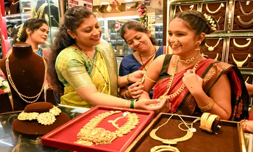 बाजार की पाठशाला: सोना खरीदने और बेचने से पहले समझ लें टैक्स के नियम, वरना हो सकता है बड़ा नुकसान! बाजार की पाठशाला: सोना खरीदने और बेचने से पहले समझ लें टैक्स के नियम, वरना हो सकता है बड़ा नुकसान!