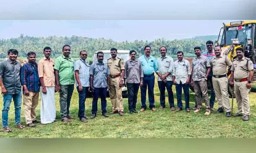 Chaliyar नदी के किनारे बनी लाल पत्थर की दीवारों को गिरा दिया गया Chaliyar नदी के किनारे बनी लाल पत्थर की दीवारों को गिरा दिया गया
