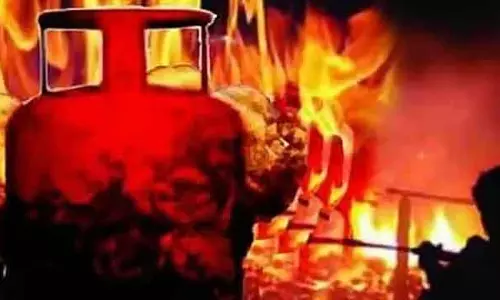 Bengaluru : LPG सिलेंडर में धमाका, दो लोग गंभीर रूप से घायल Bengaluru : LPG सिलेंडर में धमाका, दो लोग गंभीर रूप से घायल