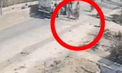 गाय से टकराकर ट्रक की चपेट में आया बाइक सवार, दर्दनाक मौत गाय से टकराकर ट्रक की चपेट में आया बाइक सवार, दर्दनाक मौत