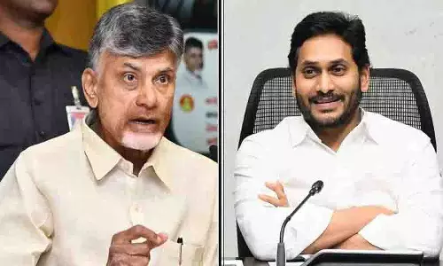 YS Jagan ने चंद्रबाबू के शासन का मज़ाक उड़ाया, इसे काम से ज़्यादा पब्लिसिटी बताया YS Jagan ने चंद्रबाबू के शासन का मज़ाक उड़ाया, इसे काम से ज़्यादा पब्लिसिटी बताया