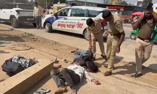 Devanahalli : सड़क के बीच में युवक बेहोश हो गए