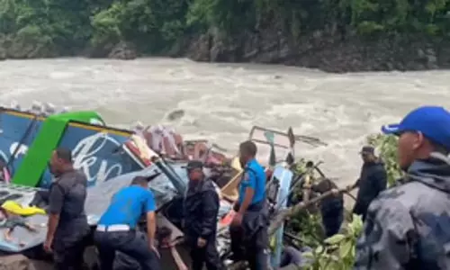 यात्रियों को ले जा रही बस नदी में गिरी, 12 की मौत यात्रियों को ले जा रही बस नदी में गिरी, 12 की मौत