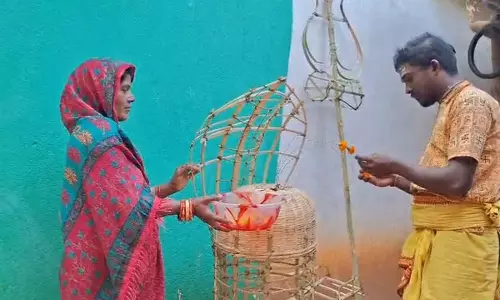 Odisha में महाशिवरात्रि के लिए बोलागढ़ कारीगर शिल्प पर्यावरण-अनुकूल बांस शिव लिंग Odisha में महाशिवरात्रि के लिए बोलागढ़ कारीगर शिल्प पर्यावरण-अनुकूल बांस शिव लिंग