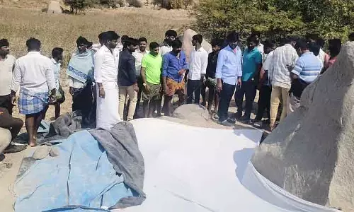 Tekkalakot : खुदाई वाली जगह पर भीड़ उमड़ी Tekkalakot : खुदाई वाली जगह पर भीड़ उमड़ी