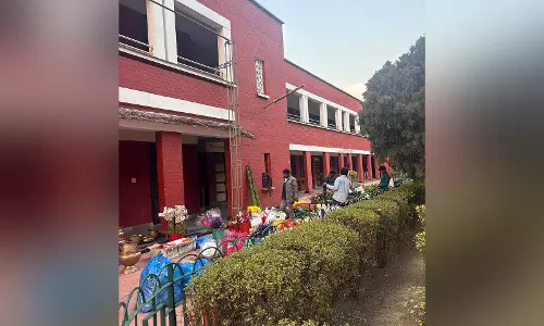 Hansraj College को प्रधानाचार्य के बेटे की शादी के लिए सजाया गया था, छात्रों ने विरोध प्रदर्शन किया Hansraj College को प्रधानाचार्य के बेटे की शादी के लिए सजाया गया था, छात्रों ने विरोध प्रदर्शन किया