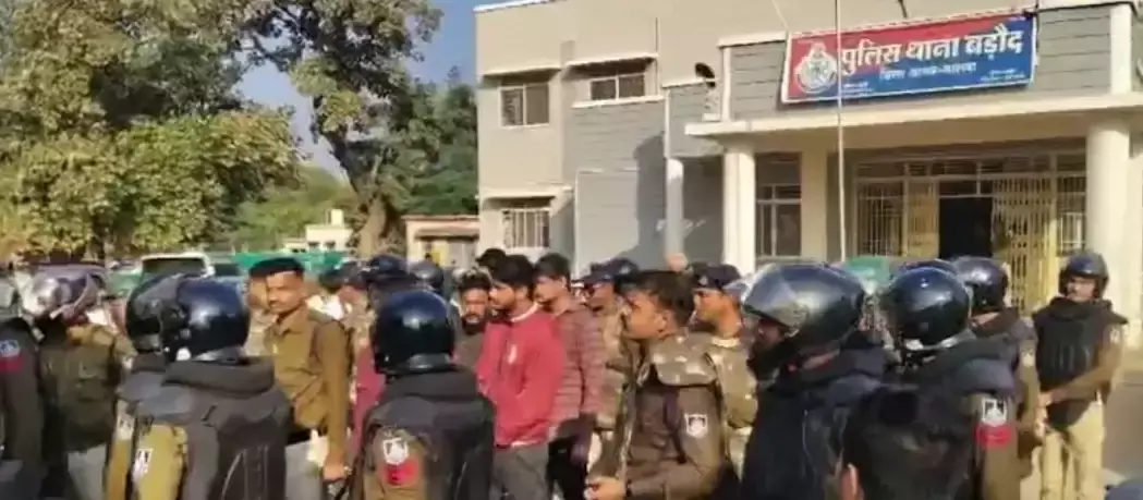 Agarmalwa: कहासुनी के बाद झगड़ा, पुलिस ने आरोपियों का जुलूस निकाला Agarmalwa: कहासुनी के बाद झगड़ा, पुलिस ने आरोपियों का जुलूस निकाला