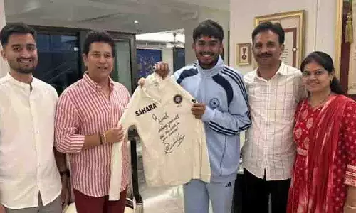 सचिन ने Under 19 WC जीतने वाले कप्तान को स्पेशल जर्सी गिफ्ट की सचिन ने Under 19 WC जीतने वाले कप्तान को स्पेशल जर्सी गिफ्ट की