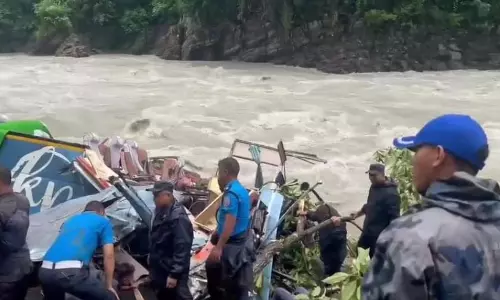 Central Nepal में बस दुर्घटना में कम से कम 12 लोगों की मौत हो गई Central Nepal में बस दुर्घटना में कम से कम 12 लोगों की मौत हो गई