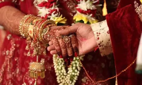 Hyderabad: नाबालिग को बहला-फुसलाकर भगाने और शादी करने के आरोप में टीचर गिरफ्तार Hyderabad: नाबालिग को बहला-फुसलाकर भगाने और शादी करने के आरोप में टीचर गिरफ्तार