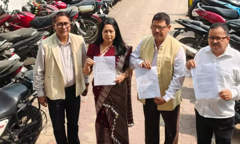 Assam कांग्रेस ने विवादित CM वीडियो को लेकर BJP के खिलाफ पुलिस में शिकायत दर्ज कराई Assam कांग्रेस ने विवादित CM वीडियो को लेकर BJP के खिलाफ पुलिस में शिकायत दर्ज कराई