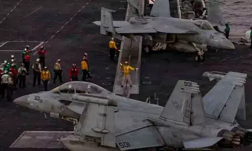 USS अब्राहम लिंकन और F-35s को ईरान के पास US बिल्डअप तेज़ होने के साथ तैनात किया गया USS अब्राहम लिंकन और F-35s को ईरान के पास US बिल्डअप तेज़ होने के साथ तैनात किया गया