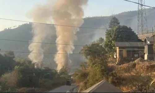 Manipur: हिंसा से 30 से अधिक घरों को नुकसान, प्रशासन ने इंटरनेट बंद किया Manipur: हिंसा से 30 से अधिक घरों को नुकसान, प्रशासन ने इंटरनेट बंद किया