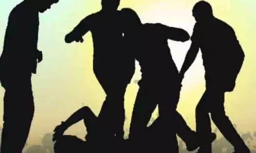 Event cancel करने के बारे में पूछने पर भाइयों को भीड़ ने पीटा