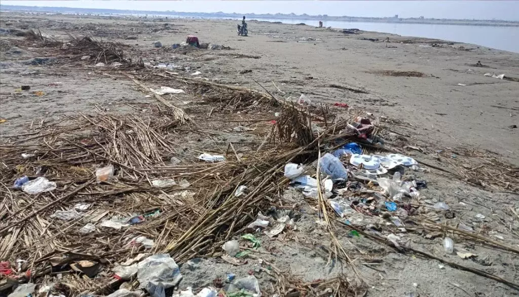 Farrukhabad: गंगा तट पर लापरवाही, जनता नाराज