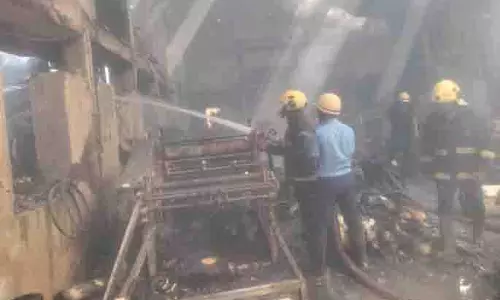 Kamathi paper mill में लगी आग पर 7 घंटे बाद काबू पाया गया Kamathi paper mill में लगी आग पर 7 घंटे बाद काबू पाया गया