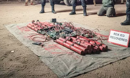 खुफिया ऑपरेशन में बड़ी सफलता: RDX IED बरामद, एक आतंकी गिरफ्तार खुफिया ऑपरेशन में बड़ी सफलता: RDX IED बरामद, एक आतंकी गिरफ्तार