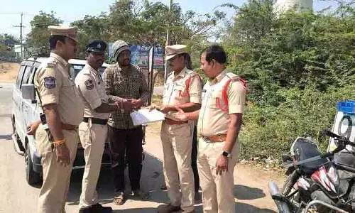 Mahabubnagar की यात्रा करने वाले एक व्यक्ति से अवैध नकदी जब्त की गई Mahabubnagar की यात्रा करने वाले एक व्यक्ति से अवैध नकदी जब्त की गई