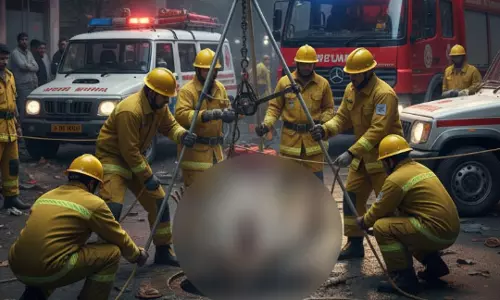 सेक्टर-32 में व्यक्ति गटर में फंसा, दमकल और आपदा प्रबंधन की टीम मौके पर सेक्टर-32 में व्यक्ति गटर में फंसा, दमकल और आपदा प्रबंधन की टीम मौके पर