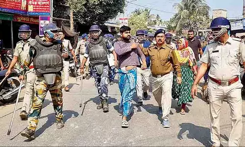 करंट लगने से मजदूर की मौत, विरोध में police car में तोड़फोड़ करंट लगने से मजदूर की मौत, विरोध में police car में तोड़फोड़